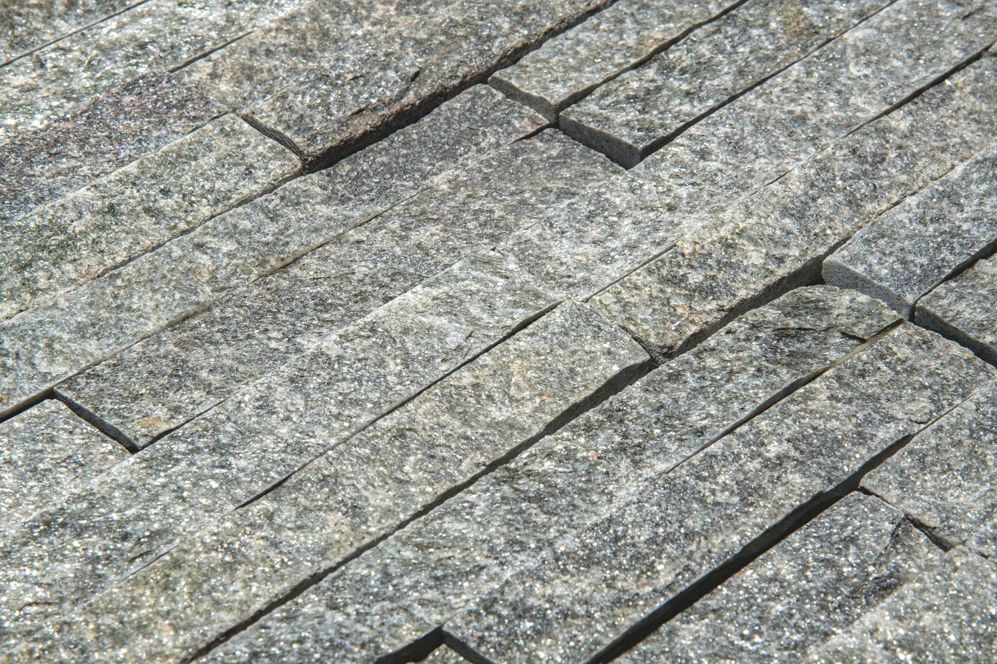 Kamień naturalny elewacyjny QUARTZ GREEN 10X35 zielony  - zbliżenie na produkt