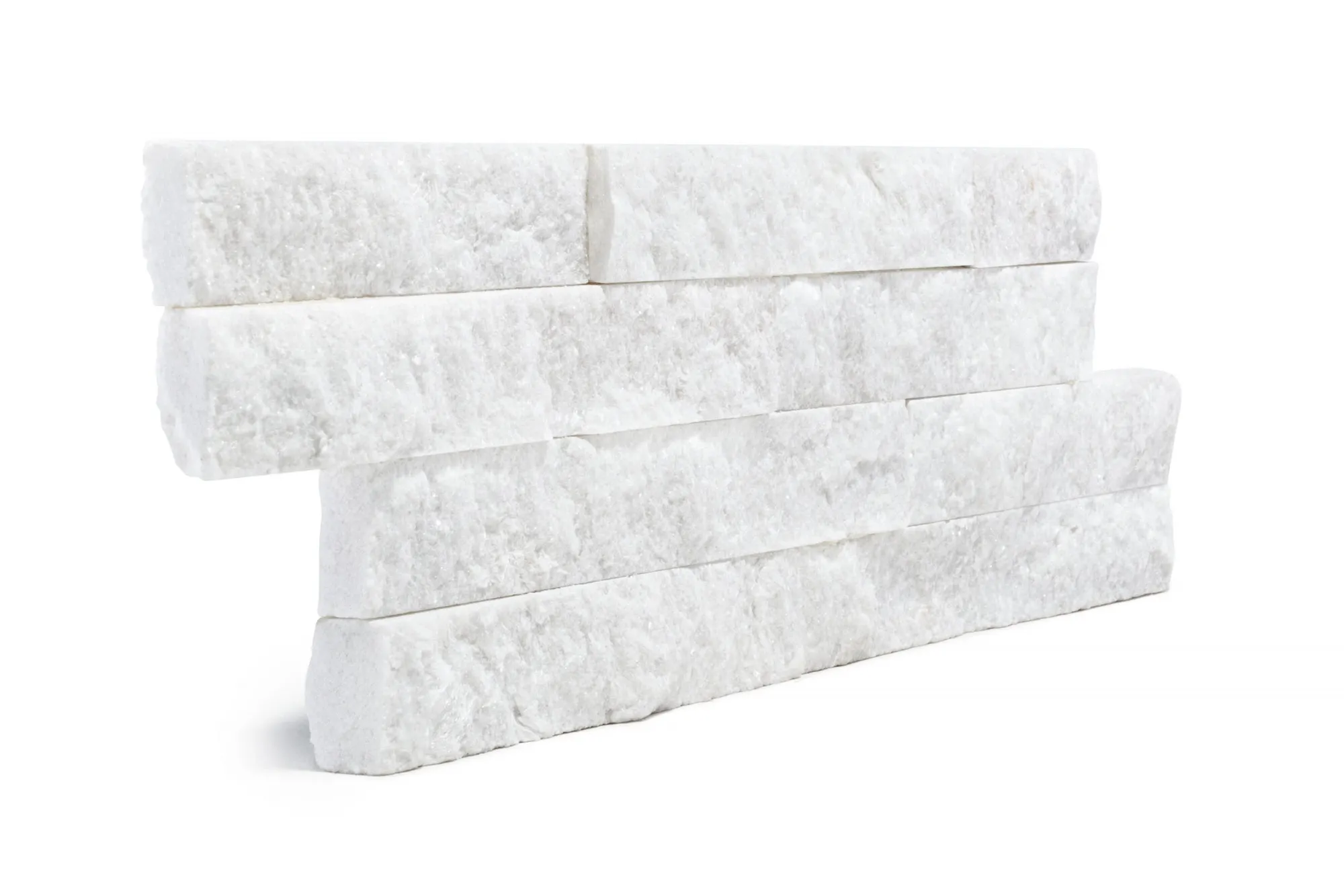 Kamień naturalny elewacyjny QUARTZ WHITE 10X35 biały - ułożony na ścianie