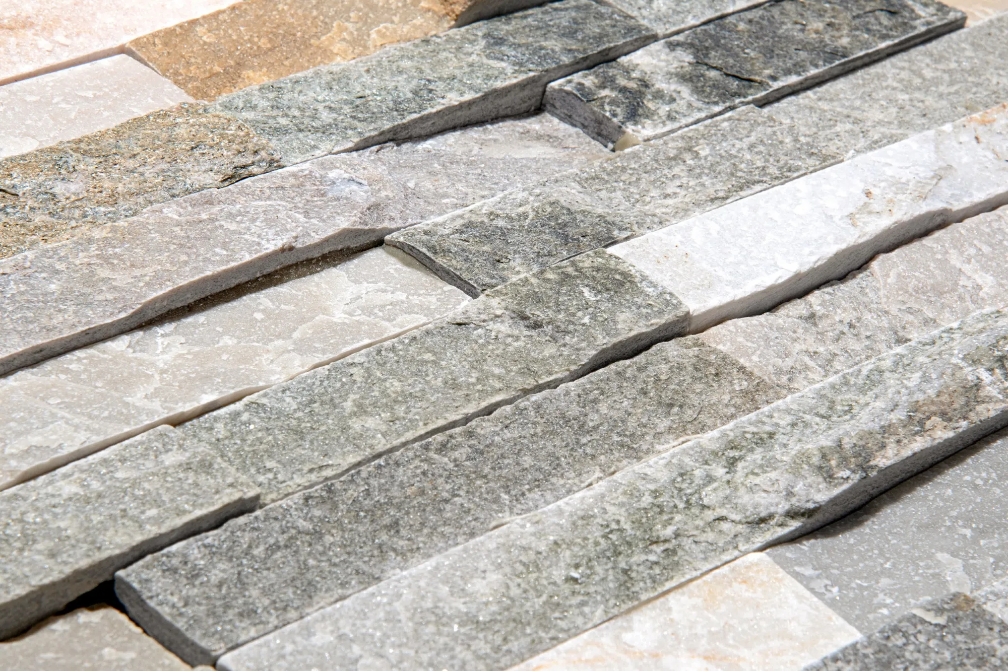 Kamień naturalny elewacyjny SLATE SZARY 10X35 łupek - zbliżenie na produkt